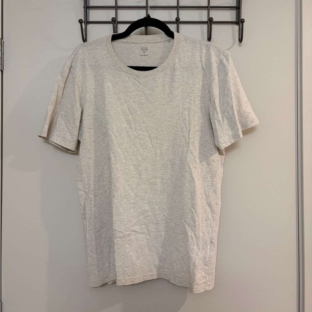 Uniqlo Men’s Light Gray Beige Cream Short Sleeve Tee